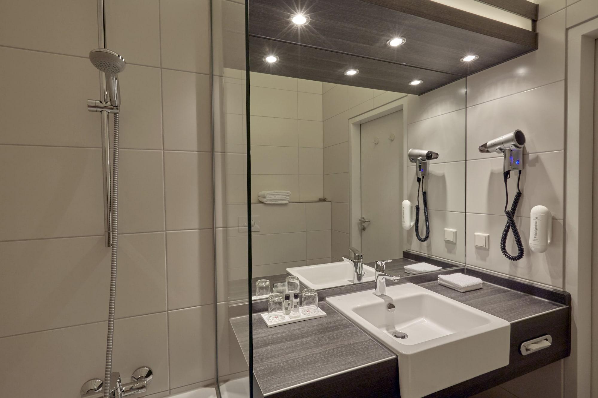 H+ Hotel Koeln เฮิร์ท ภายนอก รูปภาพ